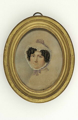 Portrait de femme, en buste, aux cheveux bouclés, coiffée d'un bonnet