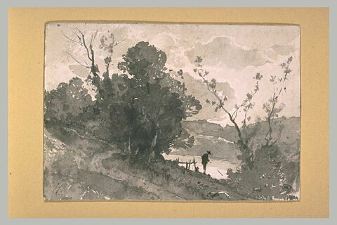 Chemin bordé d'arbres dominant un étang entouré de collines, image 1/1