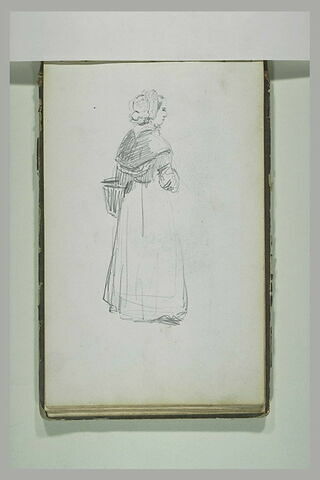 Femme, debout, tenant un panier, image 1/1