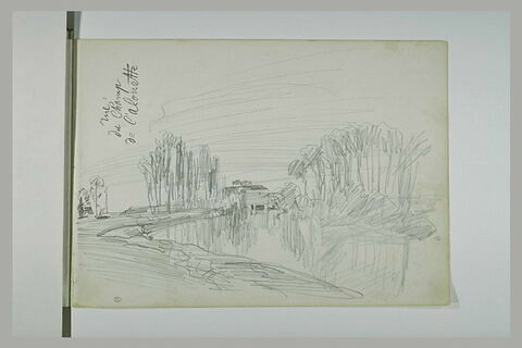 Pièce d'eau entourée d'arbres et une maison, image 1/1