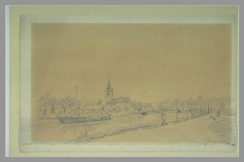 Canal bordé d'arbres avec une péniche, aux environs d'un village, image 1/1