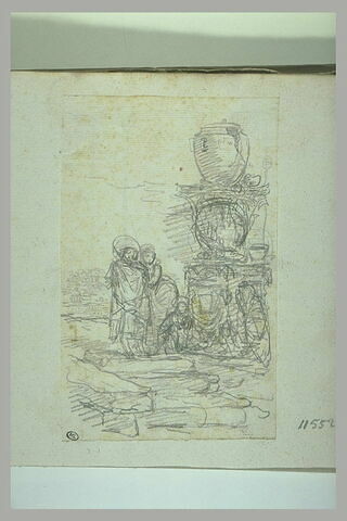 Homme, femme et enfant à côté d'un piédestal supportant un vase