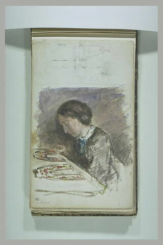 Femme regardant deux peintures posées sur une table ; navires, image 1/1