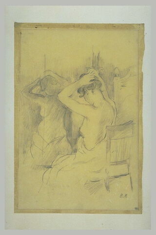 Femme demi nue, vue de dos, se coiffant, une glace reflétant son corps, image 2/2