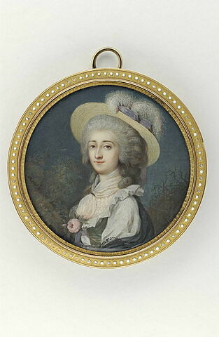 Femme à mi-corps, en grand chapeau de paille à plumes, une rose au sein, image 1/1
