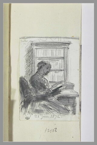 Femme assise, lisant devant une bibliothèque, de profil vers la droite, image 1/1