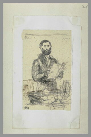 Homme, debout derrière une table, tenant une feuille de papier, image 1/1