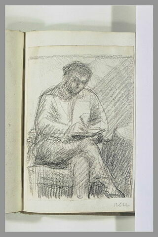 Un homme assis, jambes croisées, dessinant