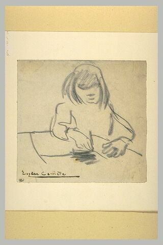 Tête de petite fille, de face, assise à une table et écrivant, image 1/1