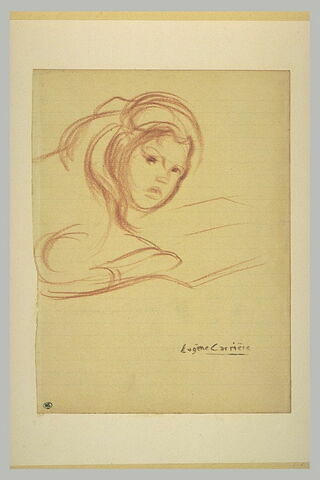 Petite fille, en buste, un cahier ouvert devant elle, image 1/1