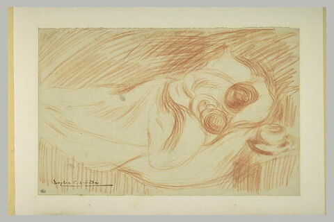 Femme couchée dans un lit tenant un enfant contre elle, image 1/1