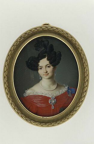Portrait de femme, décolletée, à robe rouge bordée de dentelle