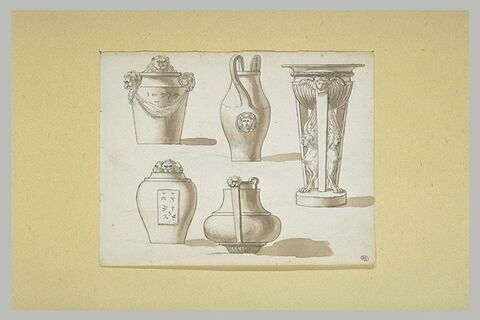 Quatre vases antiques et un trépied
