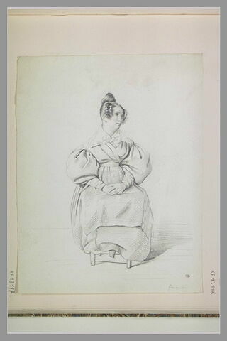 Femme assise, les mains jointes