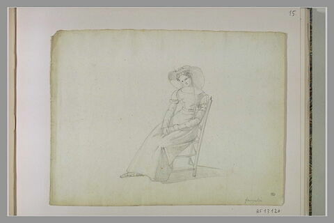 Jeune femme assise sur une chaise, costume restauration, image 1/1
