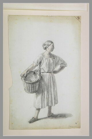 Femme, debout, vêtue d'un sarrau, tenant un panier, image 1/1