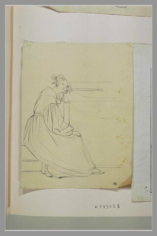 Jeune femme, assise appuyant sa tête contre un meuble, image 1/1