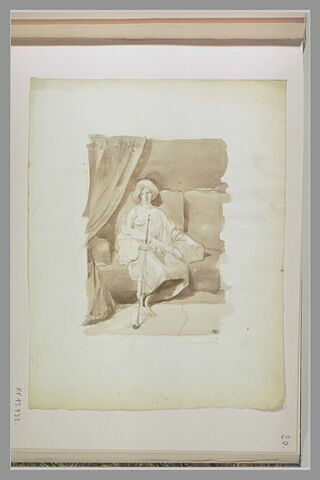 Jeune orientale assise sur un divan, tenant une longue pipe, image 1/1