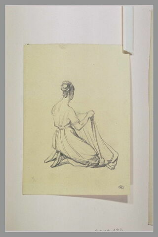 Femme agenouillée, de dos, tenant une pièce d'étoffe, image 1/1