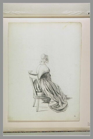 Femme assise sur une chaise, de dos, image 1/1
