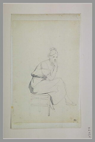 Femme assise sur une chaise, tenant son menton avec sa main droite