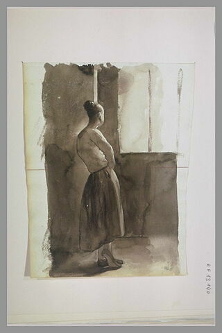 Femme, de dos, tournée à droite, regardant à travers une fenêtre, image 1/1
