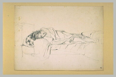 Femme en chemise, étendue sur un lit