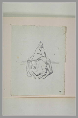Femme assise, de face, enveloppée dans un châle, image 1/1
