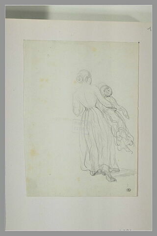 Femme, de dos, emportant un enfant sous son bras droit