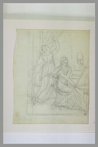 Femme assise, regardant un miroir et femme tirant un rideau