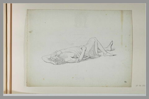 Femme couchée sur le sol, la jambe droite relevée, image 1/2