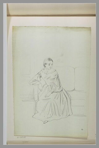 Femme assise sur un divan, de face