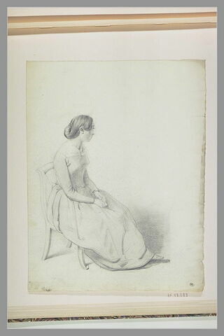 Femme assise, de profil vers la droite, image 1/1