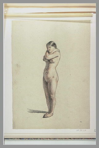 Fille nue, debout, bras croisés sur sa poitrine, image 1/1