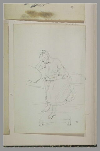 Femme, la poitrine nue, assise dans une attitude pensive, image 1/1
