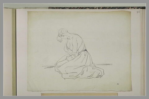 Femme agenouillée, découvrant sa poitrine et son épaule gauche, image 1/1