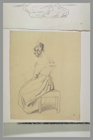 Femme assise, sur un tabouret, vue de dos, image 1/1