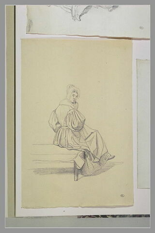 Femme assise, de dos, tournée vers la droite, un doigt sur sa bouche