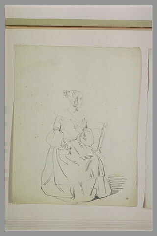 Femme assise, sur une chaise, tournée vers la droite, image 1/1