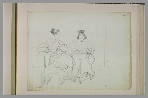 Deux femmes assises dans un intérieur, image 1/1