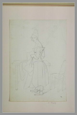 Femme en corset, debout, de profil à gauche, tenant une étoffe, image 1/1