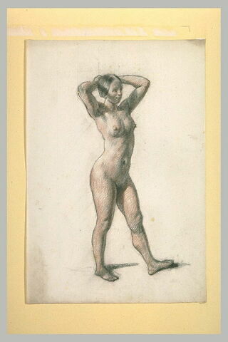 Femme nue, marchant vers la droite, les mains sur la tête, image 1/1
