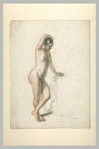 Femme nue, debout, bras droit sur sa tête, main gauche posée sur une table, image 1/1
