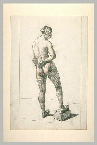 Femme nue, de dos, la main droite derrière le dos, enfilant une sandale, image 1/1