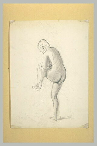 Femme nue, de dos, debout, remettant sa sandale, image 1/1