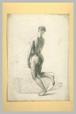 Femme nue, debout, de dos, agenouillée sur un pouf
