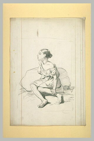 Femme assise, épaules et jambes nues, appuyée contre un rocher, image 1/1