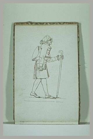 Caricature d'un homme marchant avec une canne et tenant son tricorne sous le bras et un livre ou un carnet de dessins à la main