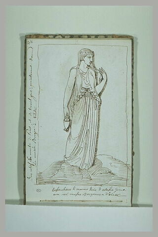 Femme debout drapée, tenant un vase, sculptée dans du marbre de Paros, image 1/1