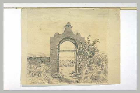 Porte à arc rond en ruine surmontée d'un fronton, et paysage montagneux